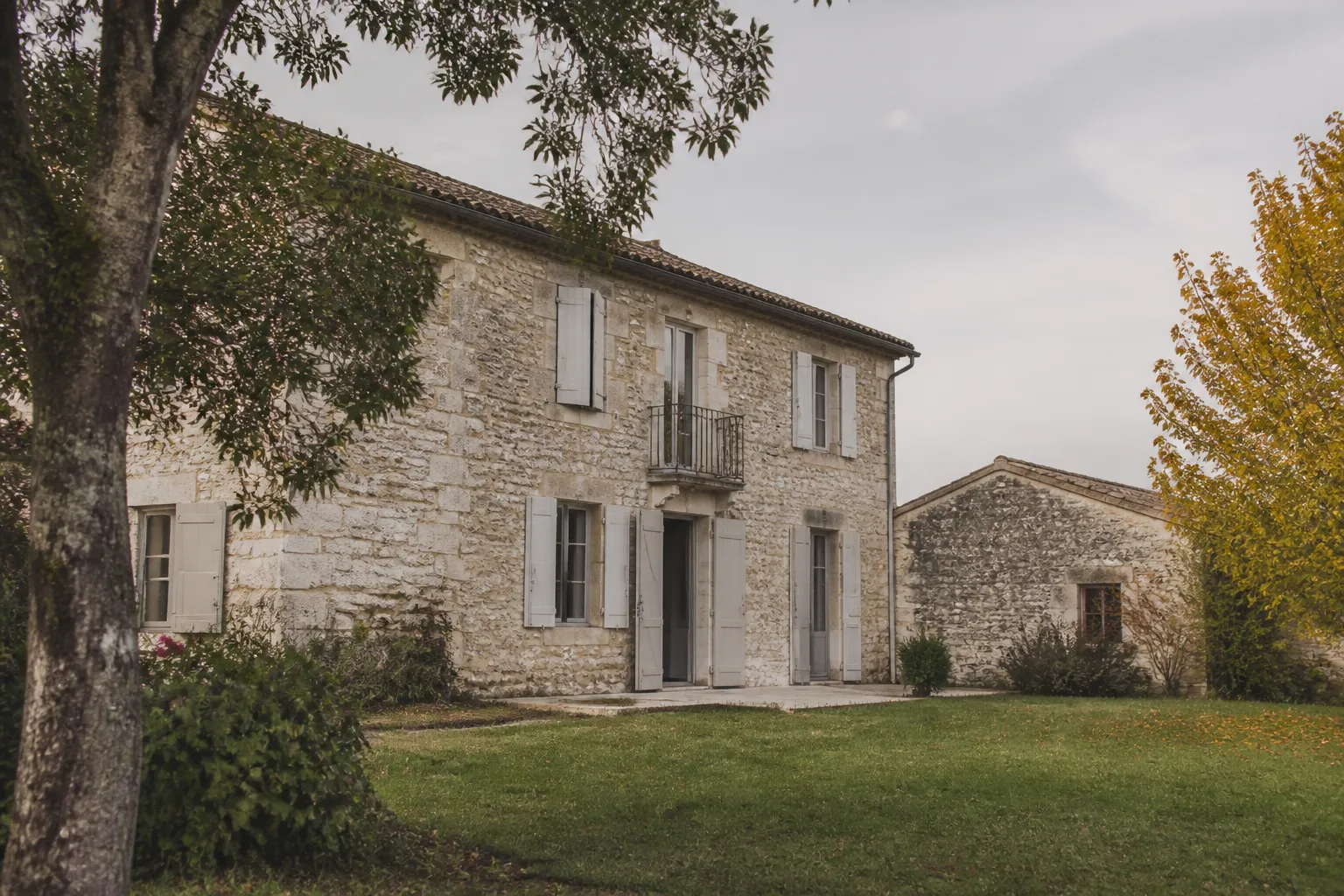 Maison ancienne en pierre a examiner avant un achat immobilier, en Gironde.
