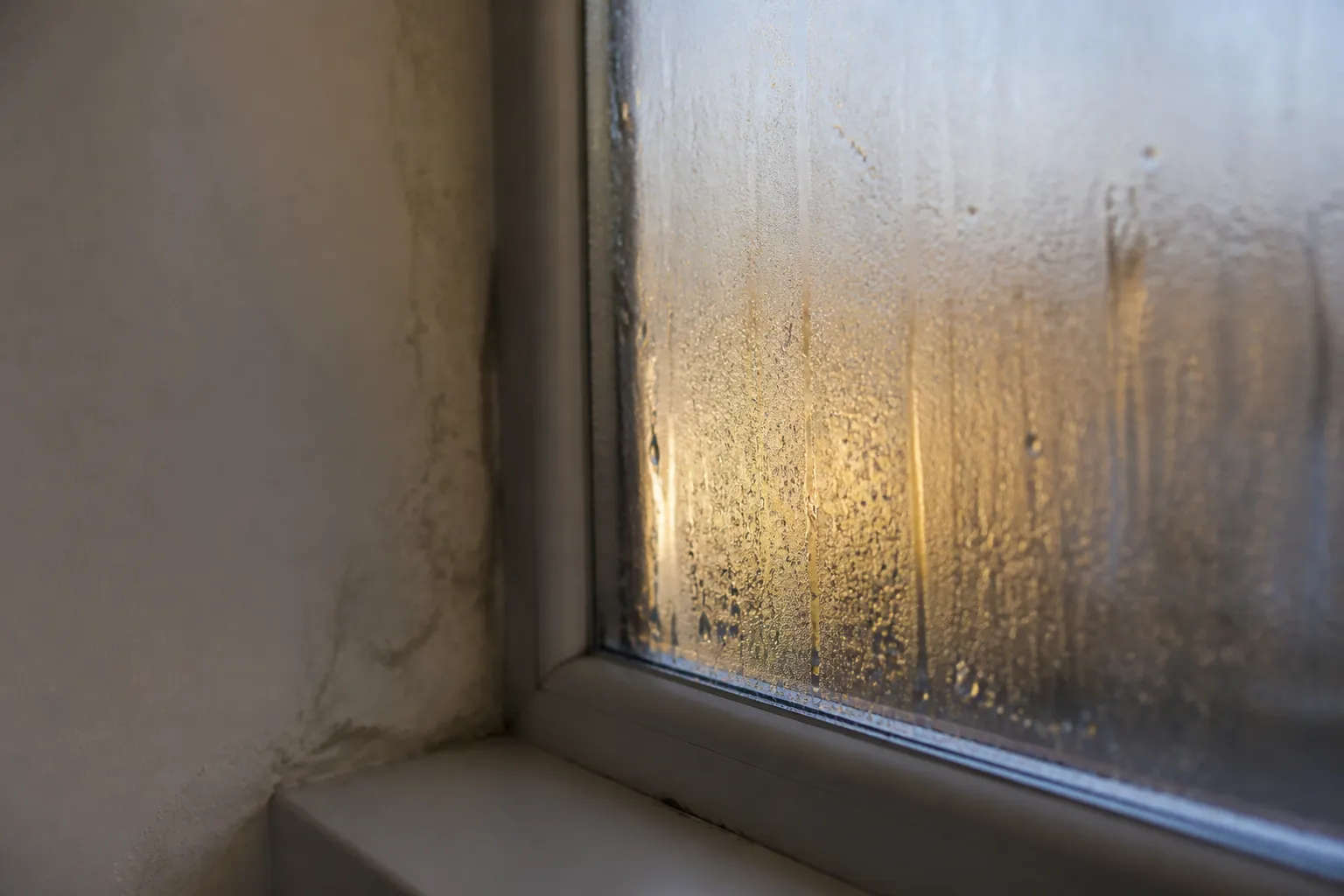Condensation et buée sur une fenêtre, en Gironde.