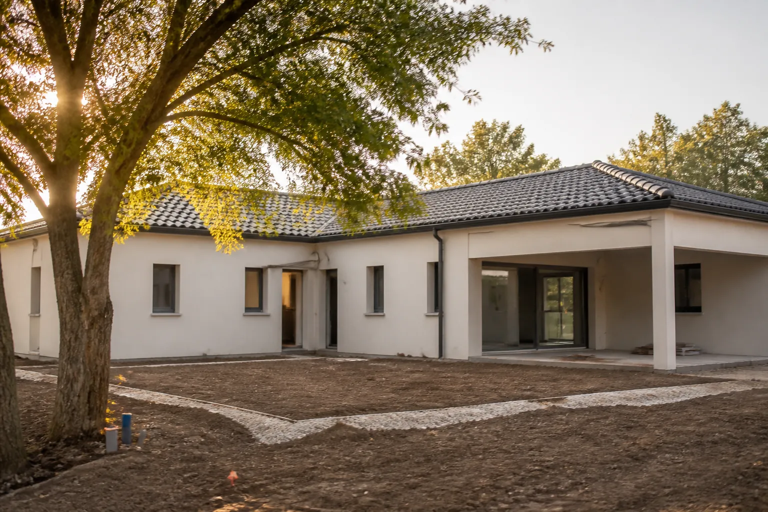 Maison neuve en construction sur un terrain amenage, en Gironde.